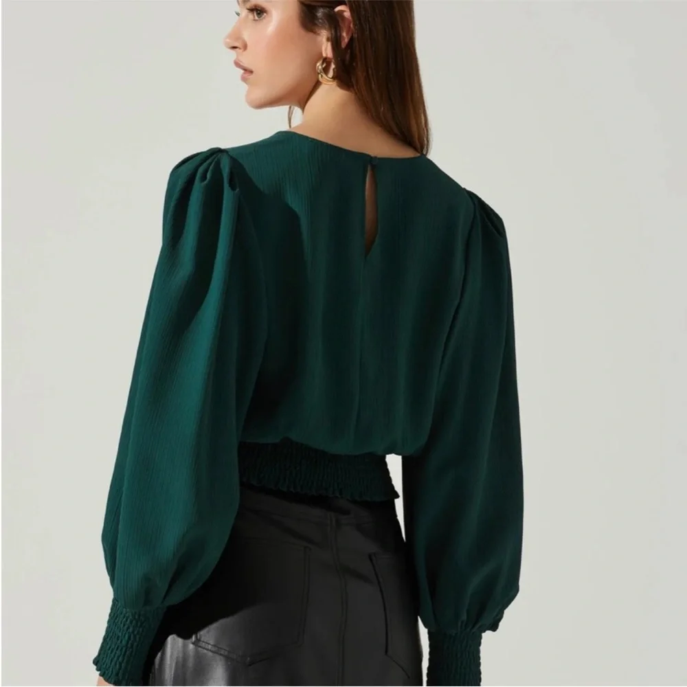 NWT ASTR THE LABEL‎ GREEN BLOUSE SIZE XS